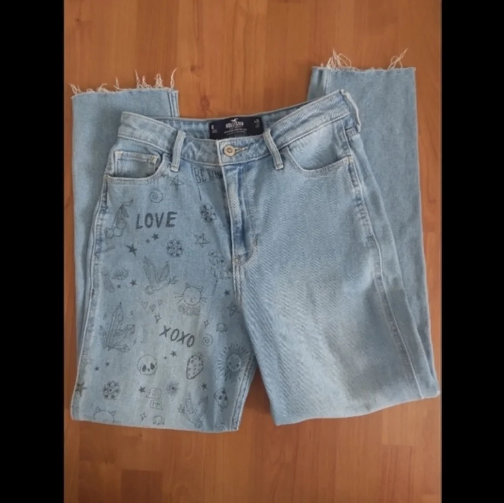 HOLLISTER Ultra High-Rise Medium Wash Doodle Mom Jeans.‎
